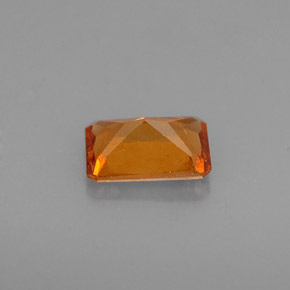 0.63カラットの天然マンダリンオレンジヘソナイトガーネット（6.1×4.1 mm・エメラルドカット）