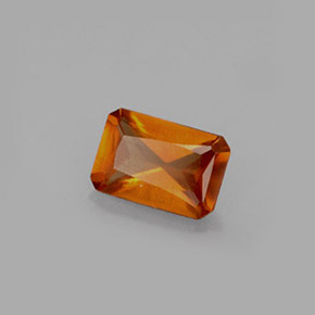 0.60カラットの天然マンダリンオレンジヘソナイトガーネット（6.1×4.1 mm・エメラルドカット）