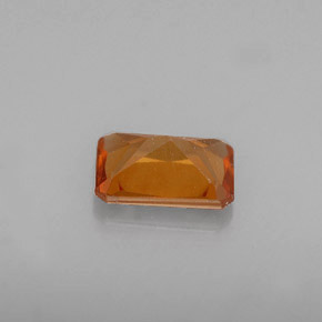 0.60カラットの天然マンダリンオレンジヘソナイトガーネット（6.1×4.1 mm・エメラルドカット）