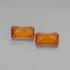 カラットの天然オレンジヘソナイトガーネット（6×4 mm・エメラルドカット）