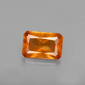 0.65カラットの天然オレンジヘソナイトガーネット（6.1×4.1 mm・エメラルドカット）