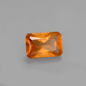0.65カラットの天然オレンジヘソナイトガーネット（6.1×4.1 mm・エメラルドカット）