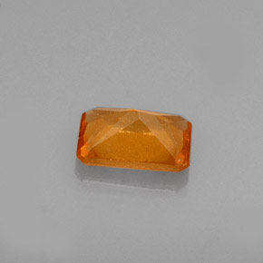 0.65カラットの天然オレンジヘソナイトガーネット（6.1×4.1 mm・エメラルドカット）