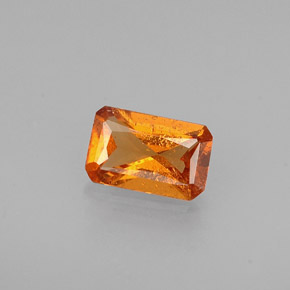 0.50カラットの天然マンダリンオレンジヘソナイトガーネット（5.9×3.8 mm・エメラルドカット）