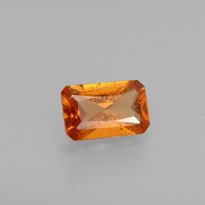 0.50カラットの天然マンダリンオレンジヘソナイトガーネット（5.9×3.8 mm・エメラルドカット）