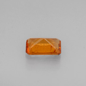 0.50カラットの天然マンダリンオレンジヘソナイトガーネット（5.9×3.8 mm・エメラルドカット）