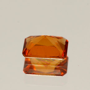 0.54カラットの天然マンダリンオレンジヘソナイトガーネット（5.8×3.9 mm・エメラルドカット）
