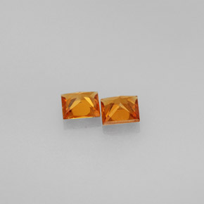 カラットの天然マンダリンオレンジヘソナイトガーネット（4×3.9 mm・四角）
