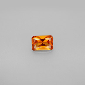 0.66カラットの天然マンダリンオレンジヘソナイトガーネット（6×4.1 mm・エメラルドカット）