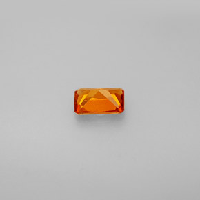 0.66カラットの天然マンダリンオレンジヘソナイトガーネット（6×4.1 mm・エメラルドカット）