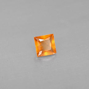 0.32カラットの天然マンダリンオレンジヘソナイトガーネット（3.9×3.9 mm・四角）