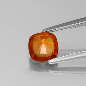 0.96カラットの天然赤みがかったオレンジヘソナイトガーネット（6×6 mm・クッションカット）