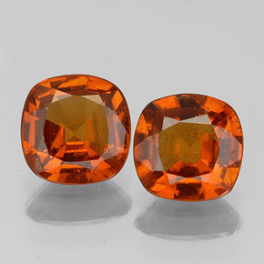 カラットの天然シナモンオレンジヘソナイトガーネット（6.1×6.1 mm・クッションカット）