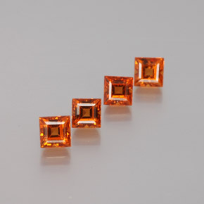 1.46カラットの天然ミディアムオレンジヘソナイトガーネット（3.5×3.5 mm・四角）
