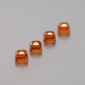 1.46カラットの天然ミディアムオレンジヘソナイトガーネット（3.5×3.5 mm・四角）