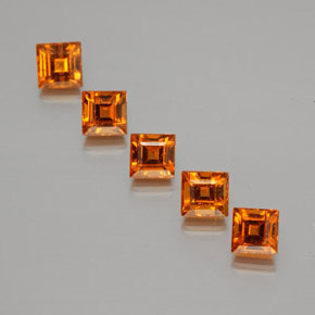 1.80カラットの天然ディープオレンジヘソナイトガーネット（3.6×3.6 mm・四角）