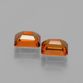 2.63カラットの天然ミディアムオレンジヘソナイトガーネット（6.9×5 mm・エメラルドカット）