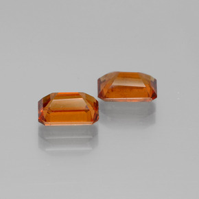 2.63カラットの天然ミディアムダークオレンジヘソナイトガーネット（7.3×5.1 mm・エメラルドカット）