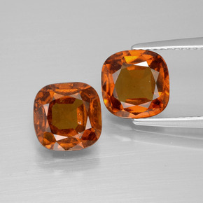 4.84カラットの天然赤みがかったオレンジヘソナイトガーネット（7.9×7.8 mm・クッションカット）