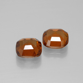 4.84カラットの天然赤みがかったオレンジヘソナイトガーネット（7.9×7.8 mm・クッションカット）