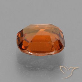 2.36カラットの天然ミディアムオレンジヘソナイトガーネット（8.1×8.1 mm・クッションカット）