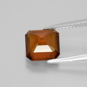2.87カラットの天然シナモンオレンジヘソナイトガーネット（8.1×8.1 mm・エメラルドカット）