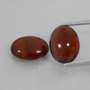 15.87カラットの天然赤みがかった茶ヘソナイトガーネット（14.1×11 mm・オーバルカット）