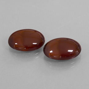15.87カラットの天然赤みがかった茶ヘソナイトガーネット（14.1×11 mm・オーバルカット）