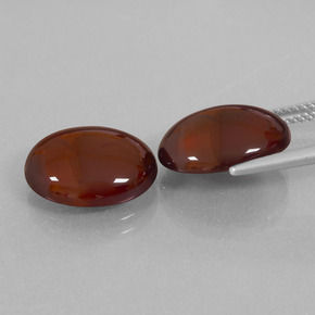 15.87カラットの天然赤みがかった茶ヘソナイトガーネット（14.1×11 mm・オーバルカット）