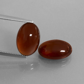 8.36カラットの天然赤みがかった茶ヘソナイトガーネット（11.8×8.3 mm・オーバルカット）