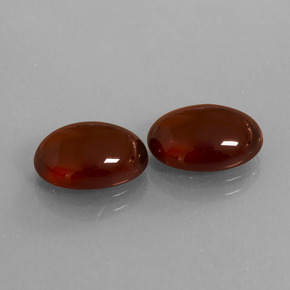 8.36カラットの天然赤みがかった茶ヘソナイトガーネット（11.8×8.3 mm・オーバルカット）