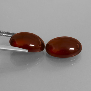 8.36カラットの天然赤みがかった茶ヘソナイトガーネット（11.8×8.3 mm・オーバルカット）