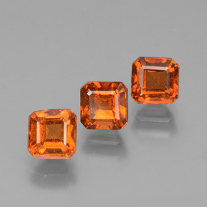 2.46カラットの天然赤みがかったオレンジヘソナイトガーネット（4.7×4.6 mm・エメラルドカット）