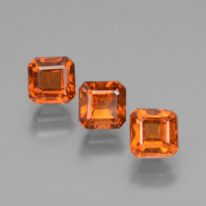 2.46カラットの天然赤みがかったオレンジヘソナイトガーネット（4.7×4.6 mm・エメラルドカット）