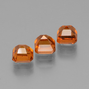 2.46カラットの天然赤みがかったオレンジヘソナイトガーネット（4.7×4.6 mm・エメラルドカット）