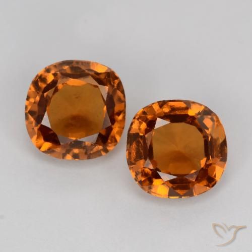 2.26カラットの天然ミディアムダークオレンジヘソナイトガーネット（6.1×6.1 mm・クッションカット）