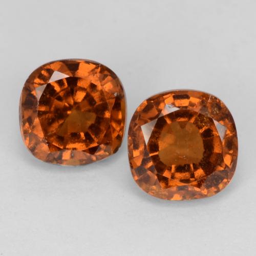 2.72カラットの天然アンバーオレンジヘソナイトガーネット（6.2×6.2 mm・クッションカット）
