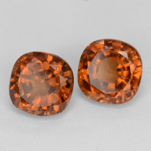 2.72カラットの天然アンバーオレンジヘソナイトガーネット（6.2×6.2 mm・クッションカット）