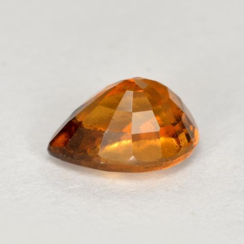 0.90カラットの天然ミディアムダークオレンジヘソナイトガーネット（6.6×4.8 mm・洋梨の形）
