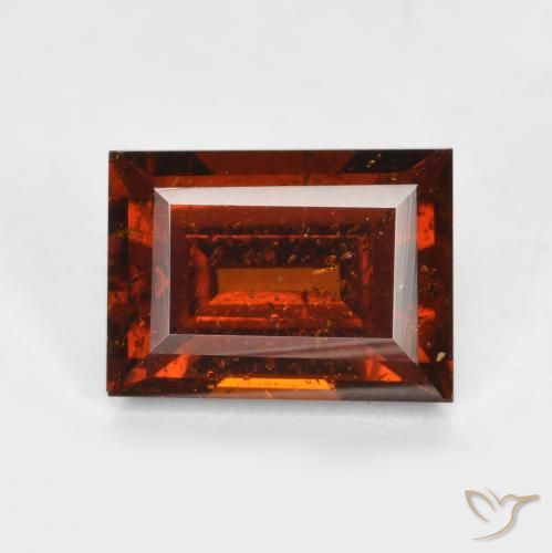 2.26カラットの天然ディープレッドヘソナイトガーネット（8.5×6.2 mm・バゲット）