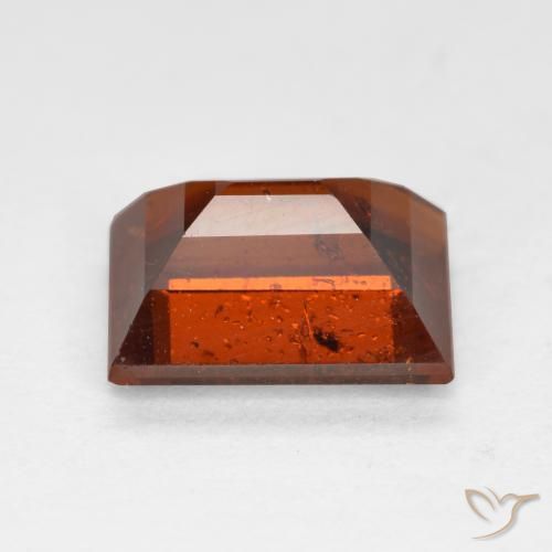 2.26カラットの天然ディープレッドヘソナイトガーネット（8.5×6.2 mm・バゲット）