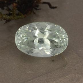 4.34カラットの天然緑がかった白ヒデナイト（11.1x7.4 mm・オーバルカット）