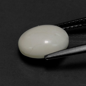2.63カラットの天然灰色がかった白ハウライト（10.1×8 mm・オーバルカット）