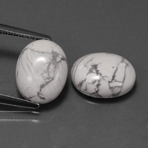 カラットの天然灰色がかった白ハウライト（10.1×8 mm・オーバルカット）