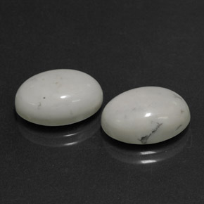 12.74カラットの天然薄いグレーがかったホワイトハウライト（14.2×10.5 mm・オーバルカット）