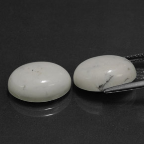 12.74カラットの天然薄いグレーがかったホワイトハウライト（14.2×10.5 mm・オーバルカット）