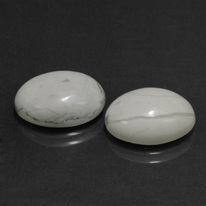 11.68カラットの天然薄いグレーがかったホワイトハウライト（14.3×10.4 mm・オーバルカット）