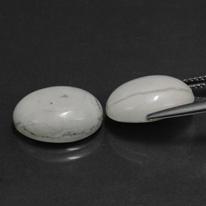 11.68カラットの天然薄いグレーがかったホワイトハウライト（14.3×10.4 mm・オーバルカット）