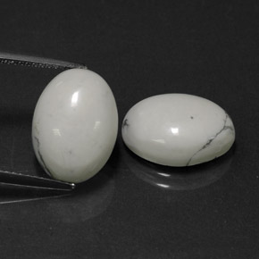 11.94カラットの天然薄いグレーがかったホワイトハウライト（14.4×10.5 mm・オーバルカット）
