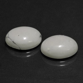 11.94カラットの天然薄いグレーがかったホワイトハウライト（14.4×10.5 mm・オーバルカット）